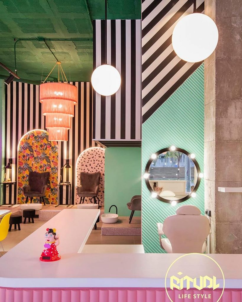 Salón de belleza con mostrador de piedra a medida