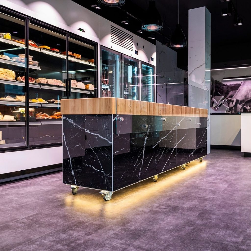 Reforma de local comercial con revestimientos de piedra