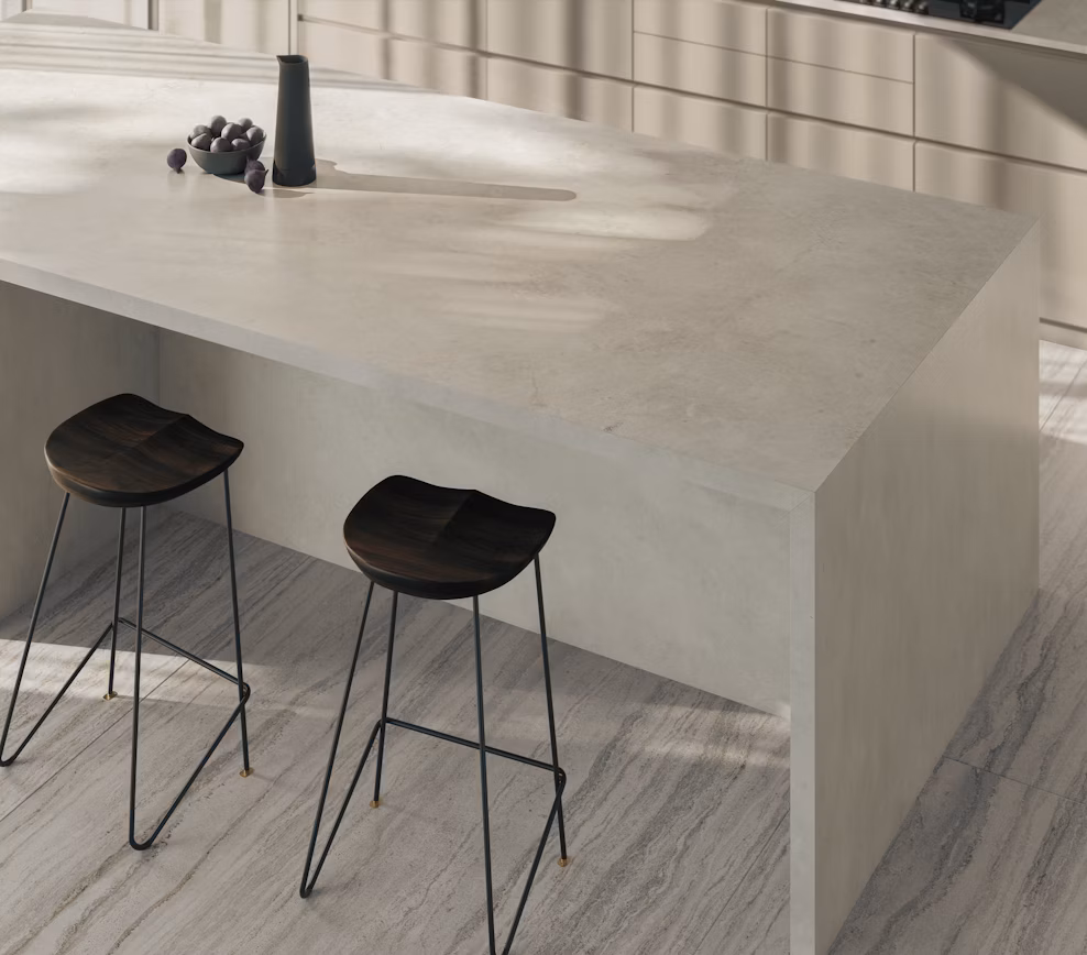 Cocina abierta al salón con frente y encimera del mismo material